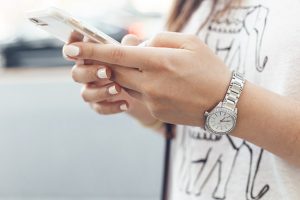 Frau mit Handy